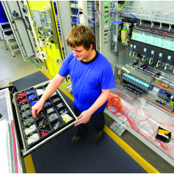 Cushion-Stat - covoraș de descărcare electrostatică Dyna-Shield 825 Notrax, Negru-Galben, 91 x metru liniar Cushion-Stat - covoraș de descărcare electrostatică Dyna-Shield 825 Notrax, Negru-Galben, 91 x metru liniar